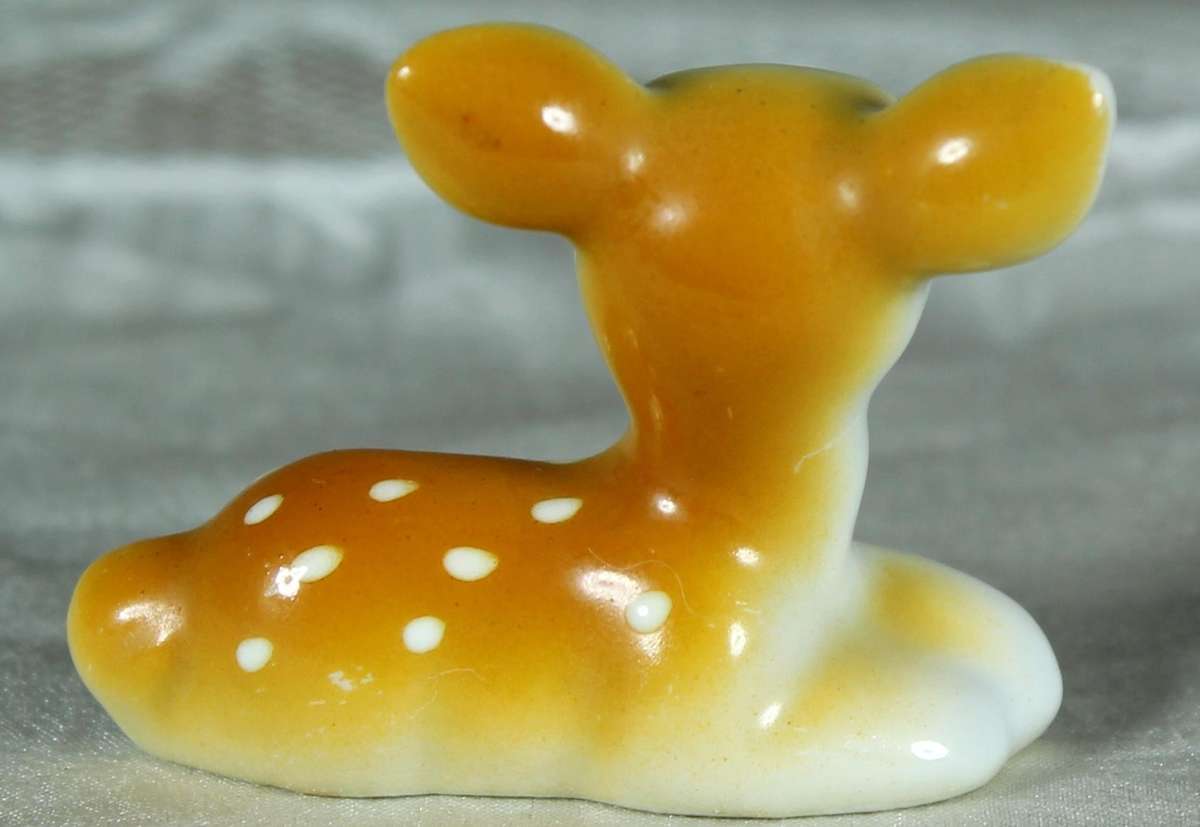 Miniature doe laying down - Ceramic
