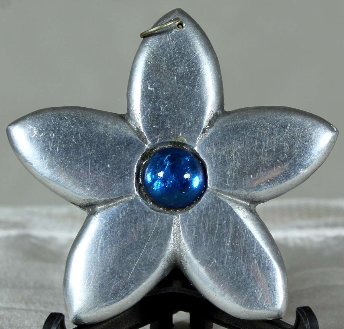 Metal flower pendant