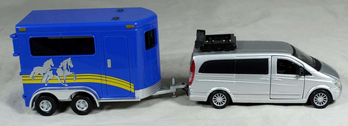 Burago - Mercedes Bens Vito & Horse trailer