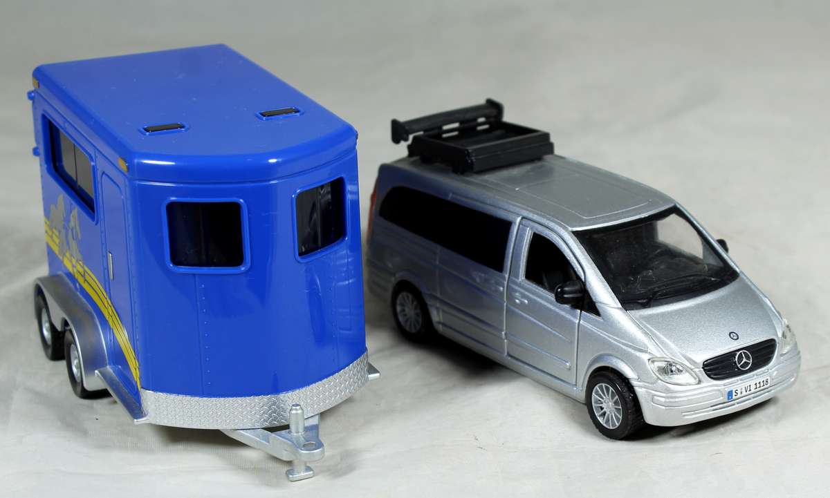Burago - Mercedes Bens Vito & Horse trailer