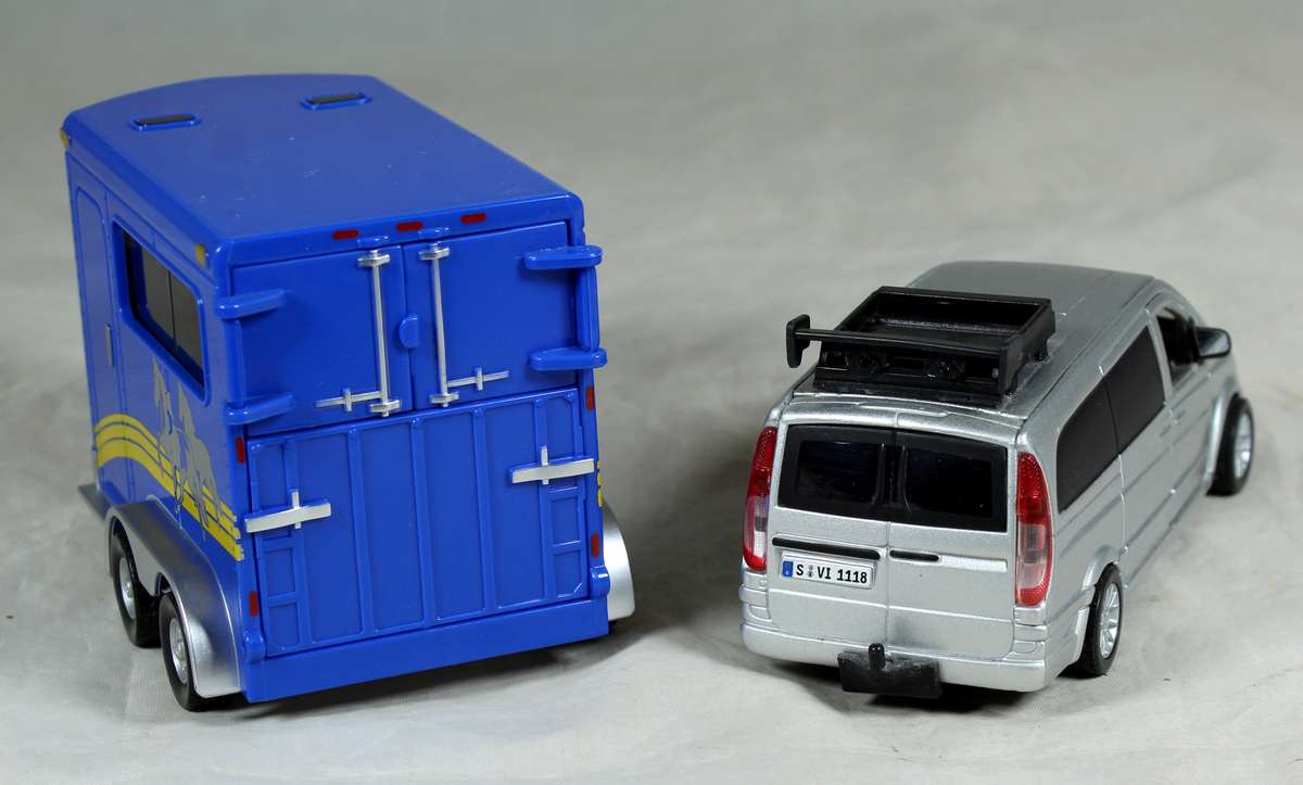 Burago - Mercedes Bens Vito & Horse trailer