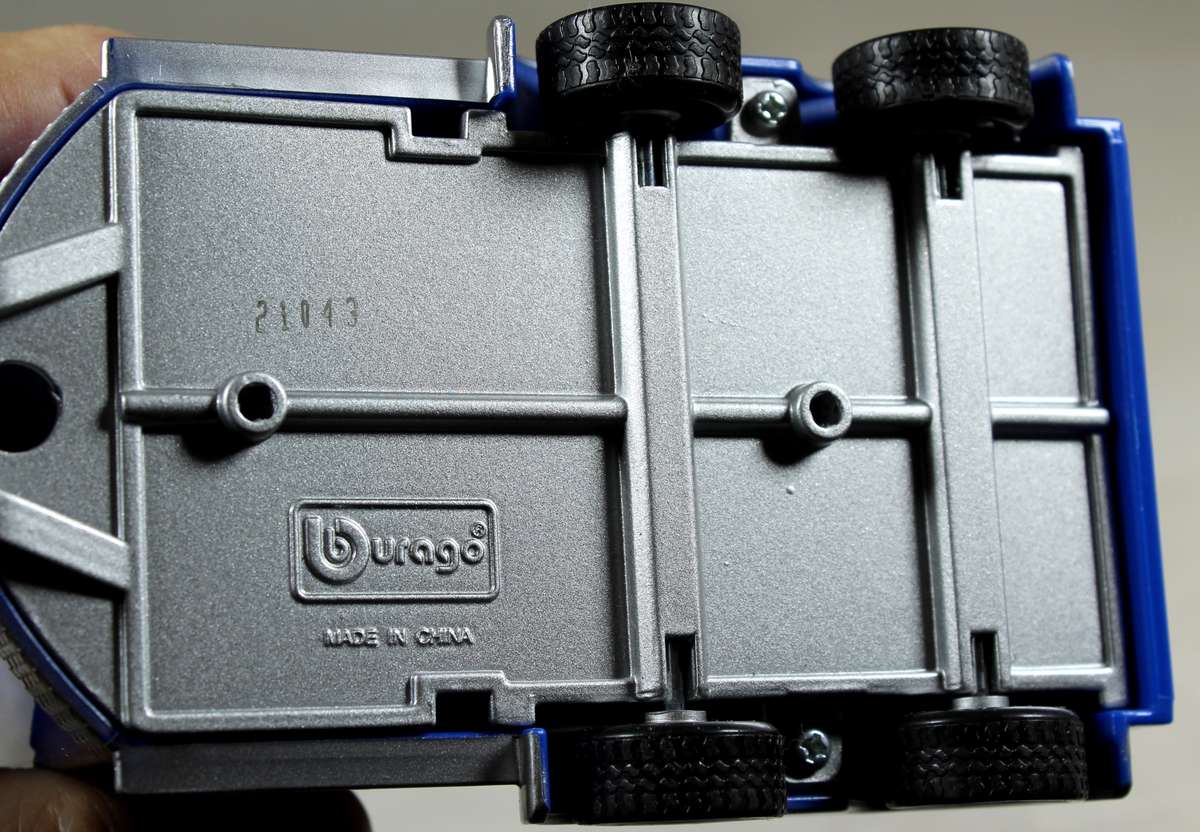 Burago - Mercedes Bens Vito & Horse trailer