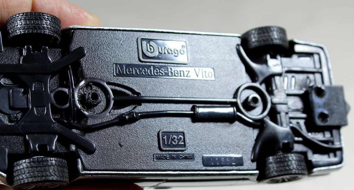 Burago - Mercedes Bens Vito & Horse trailer