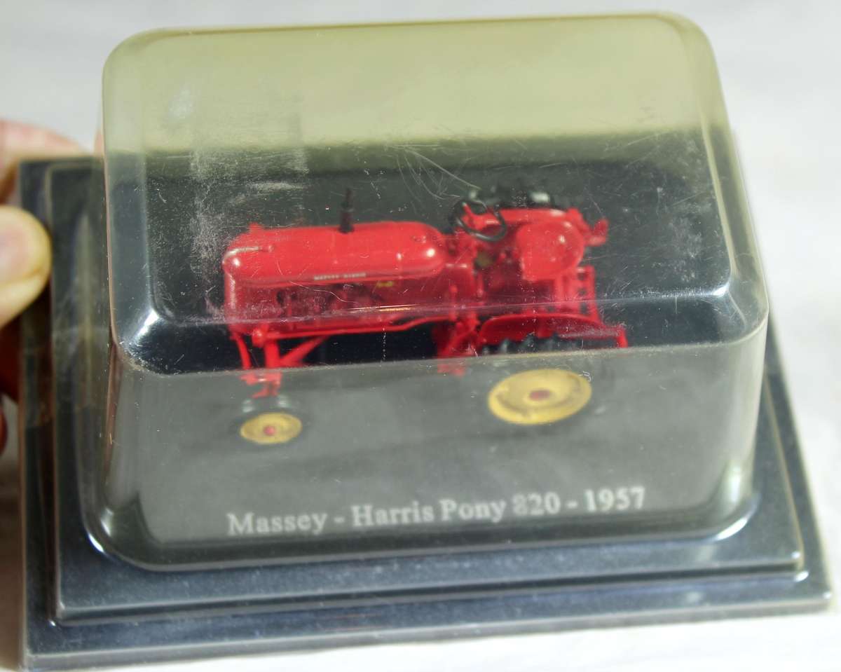 Model Tractor - Massey - Harris Pony 820 - 19757