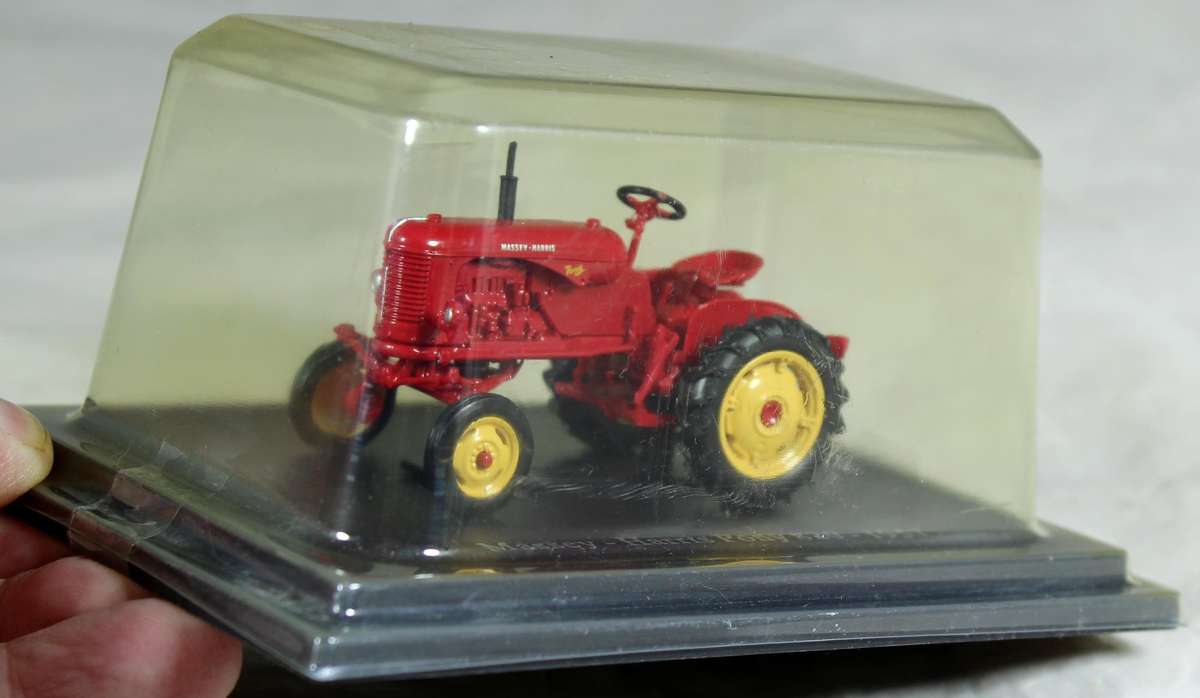 Model Tractor - Massey - Harris Pony 820 - 19757