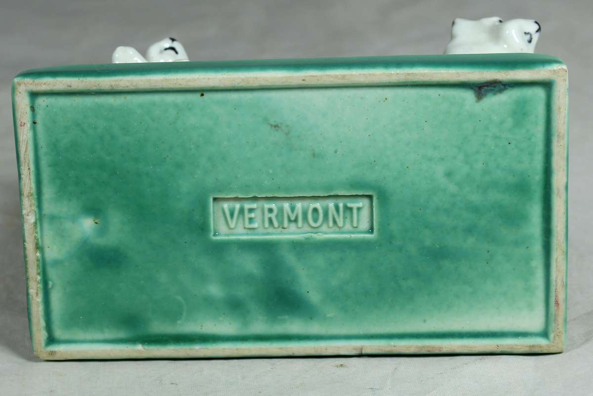 Vermont card stand with pair of scotties