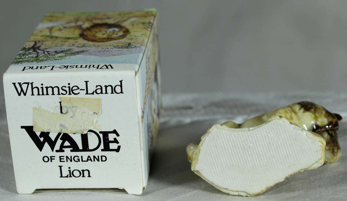 Wade Whimsie - Lion with box