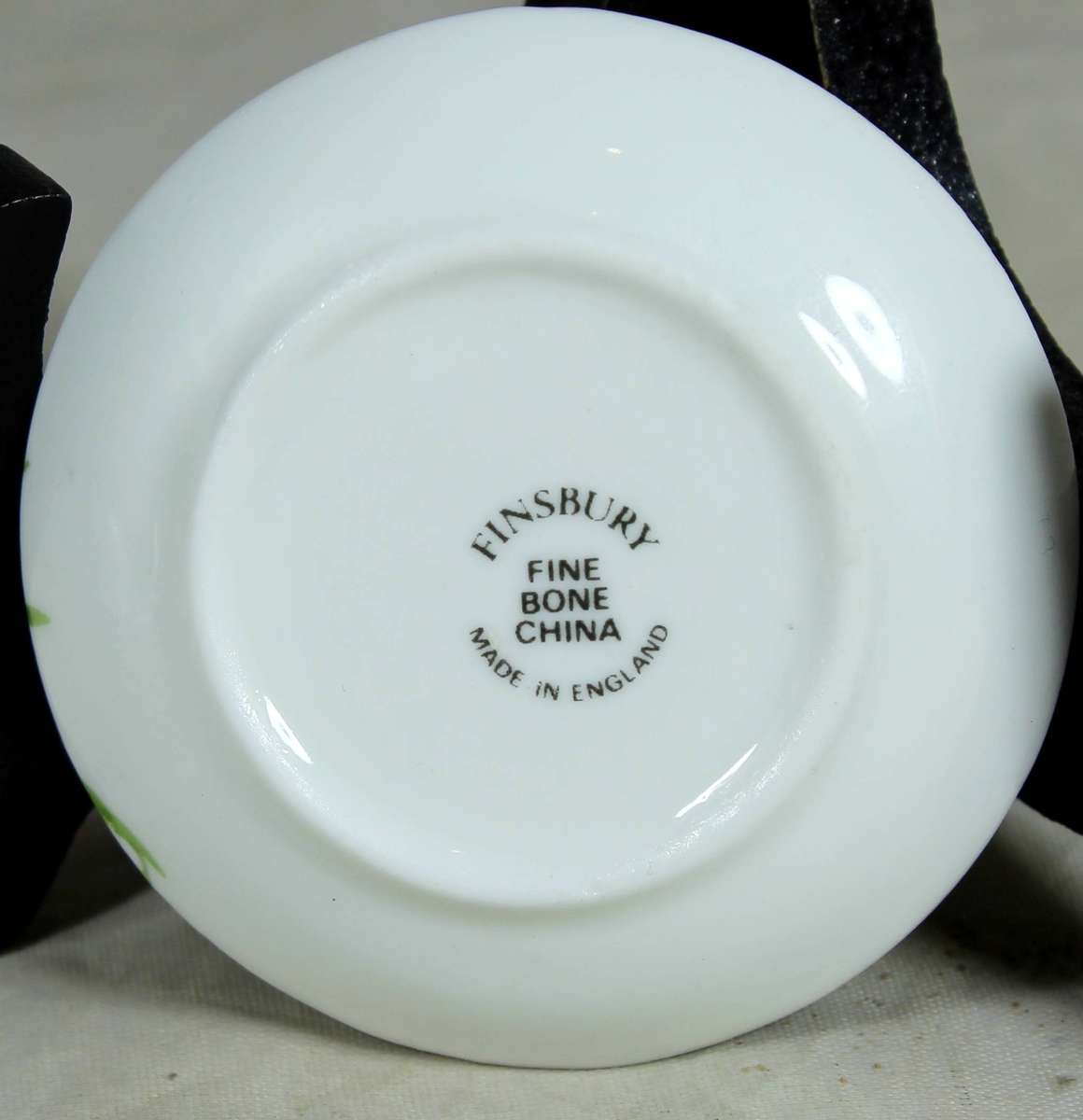 Finsbury Ceramics - Miniature display plate - Robin eating berries