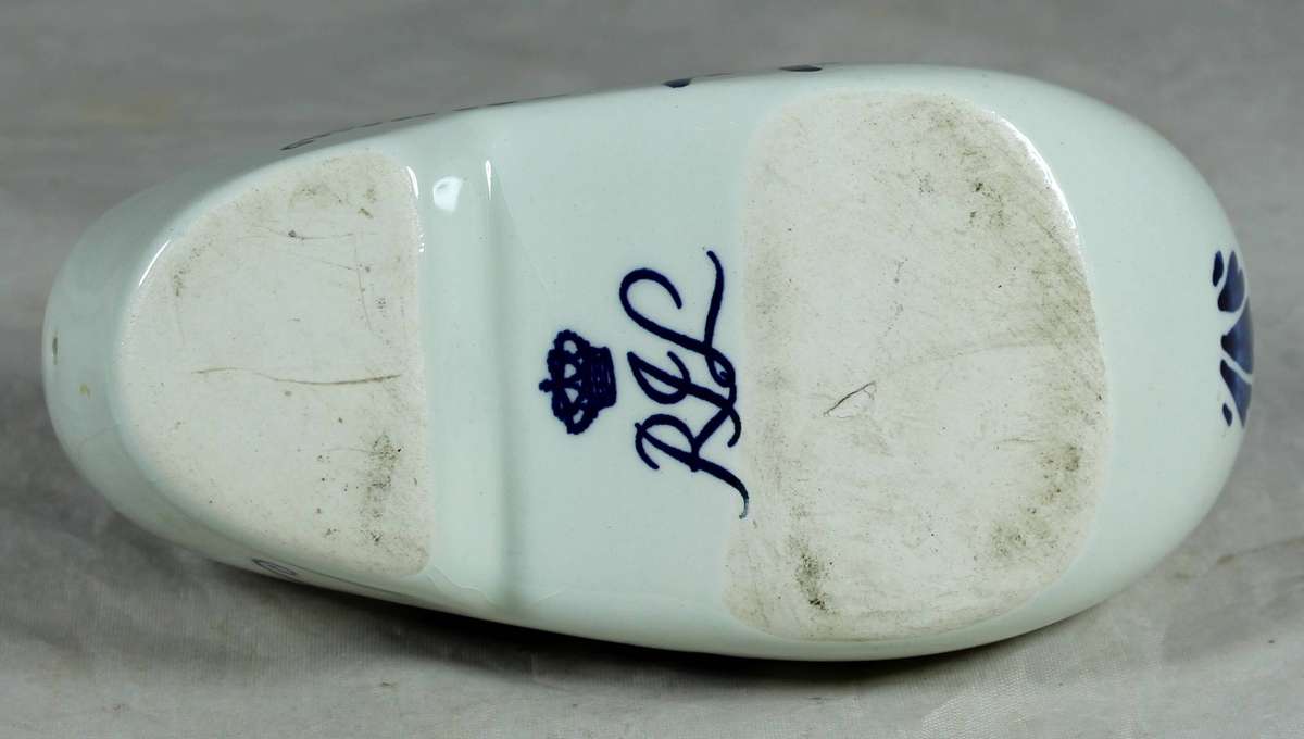 RJL porcelain Dutch shoe ashtray