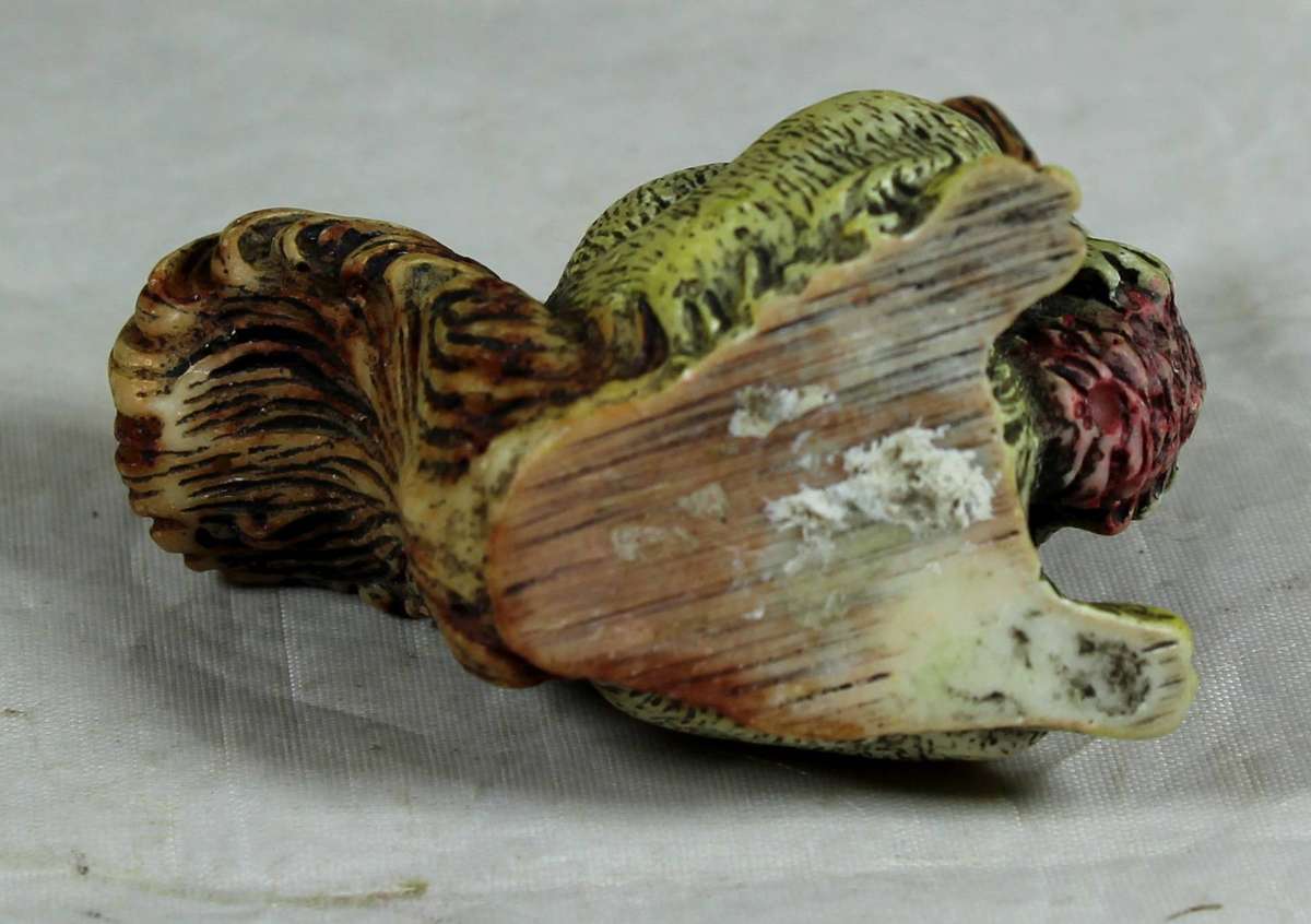 Molded squirrel with acorn