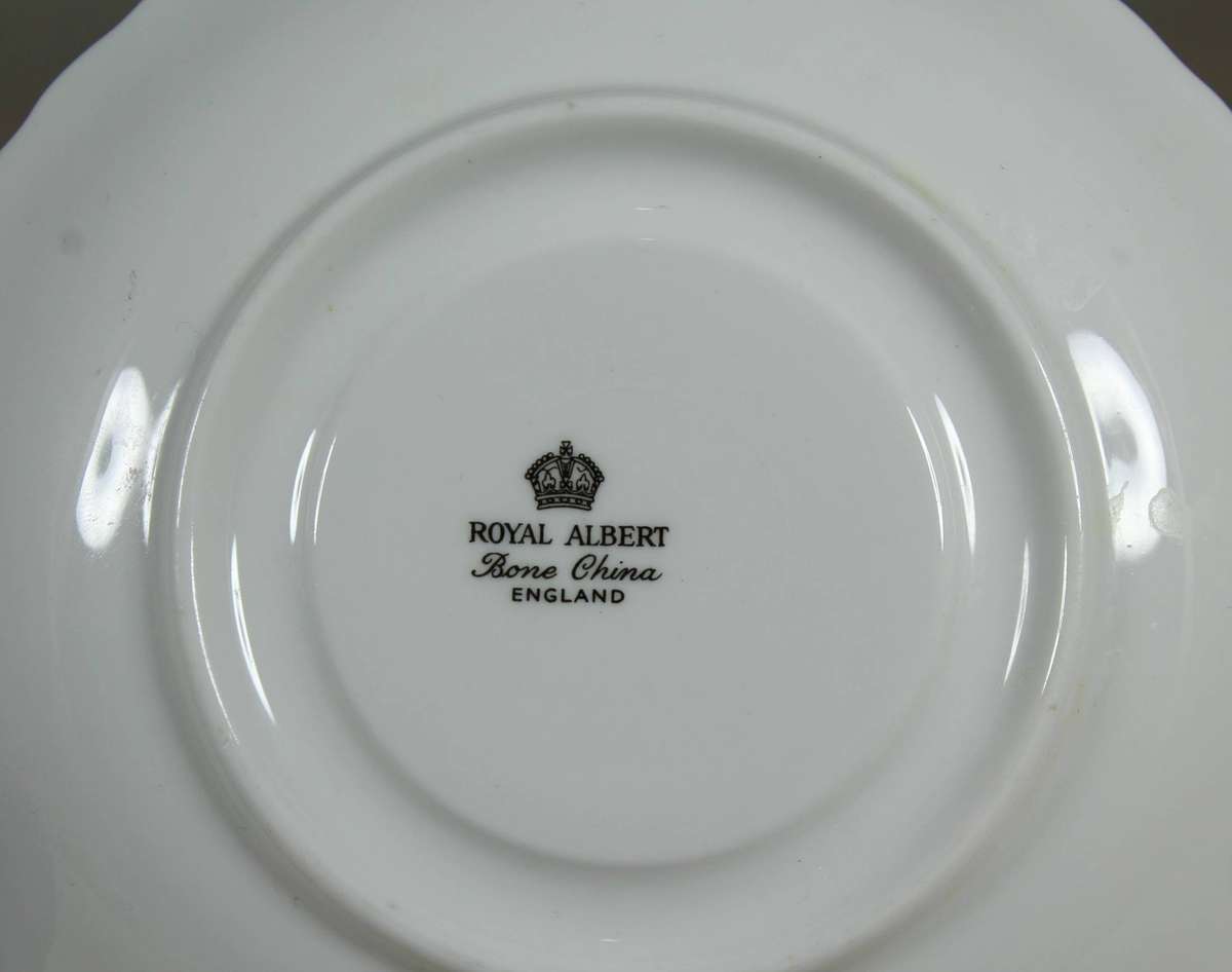 Royal Albert - Vintage saucer
