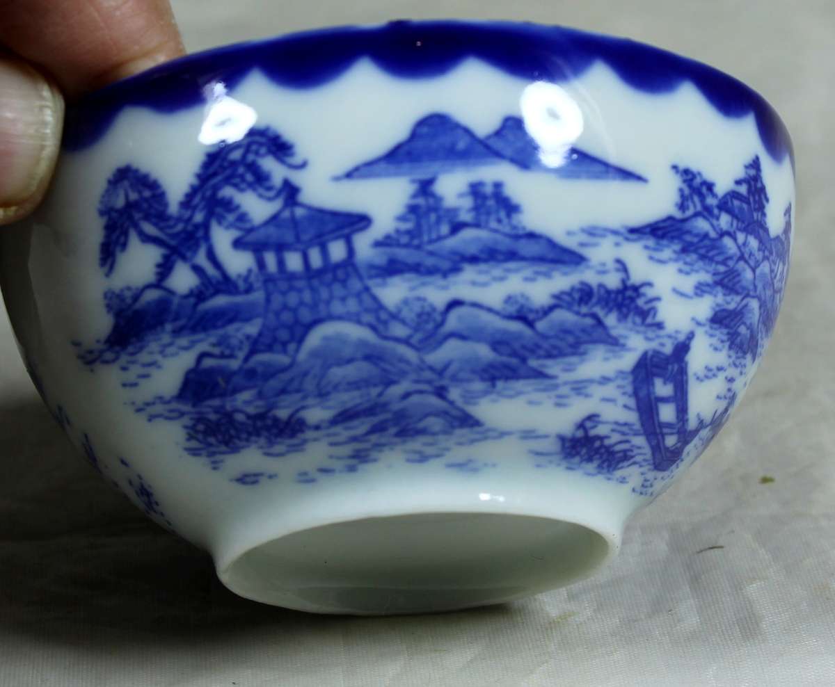 Small blue and white bowl with Chinese scene