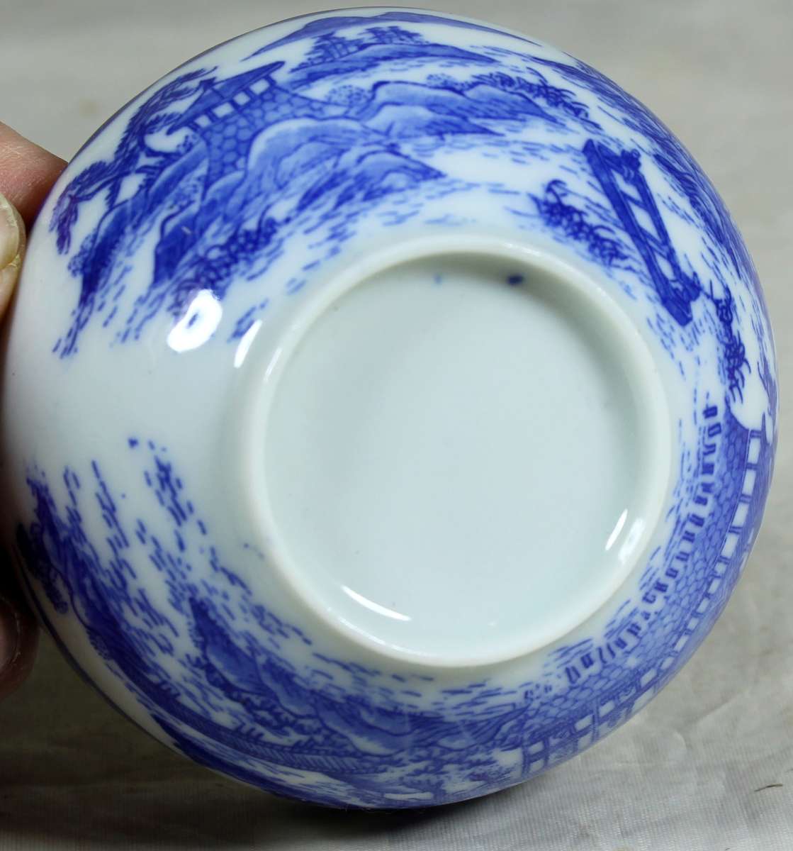 Small blue and white bowl with Chinese scene
