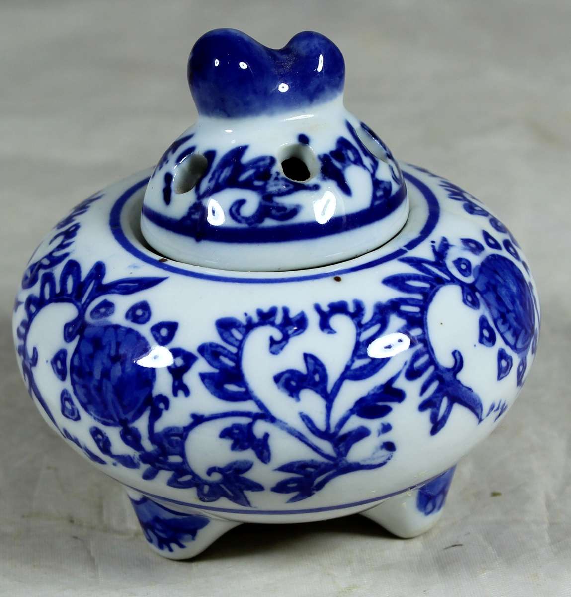 Small blue & white scent lidded bowl