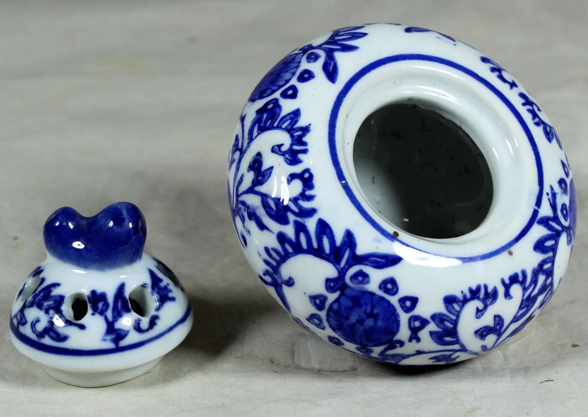 Small blue & white scent lidded bowl