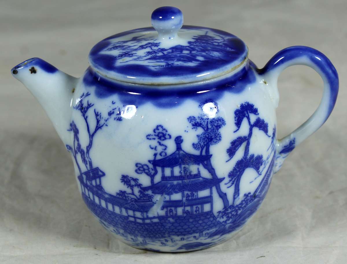 Small blue & white teapot with Chinese senes