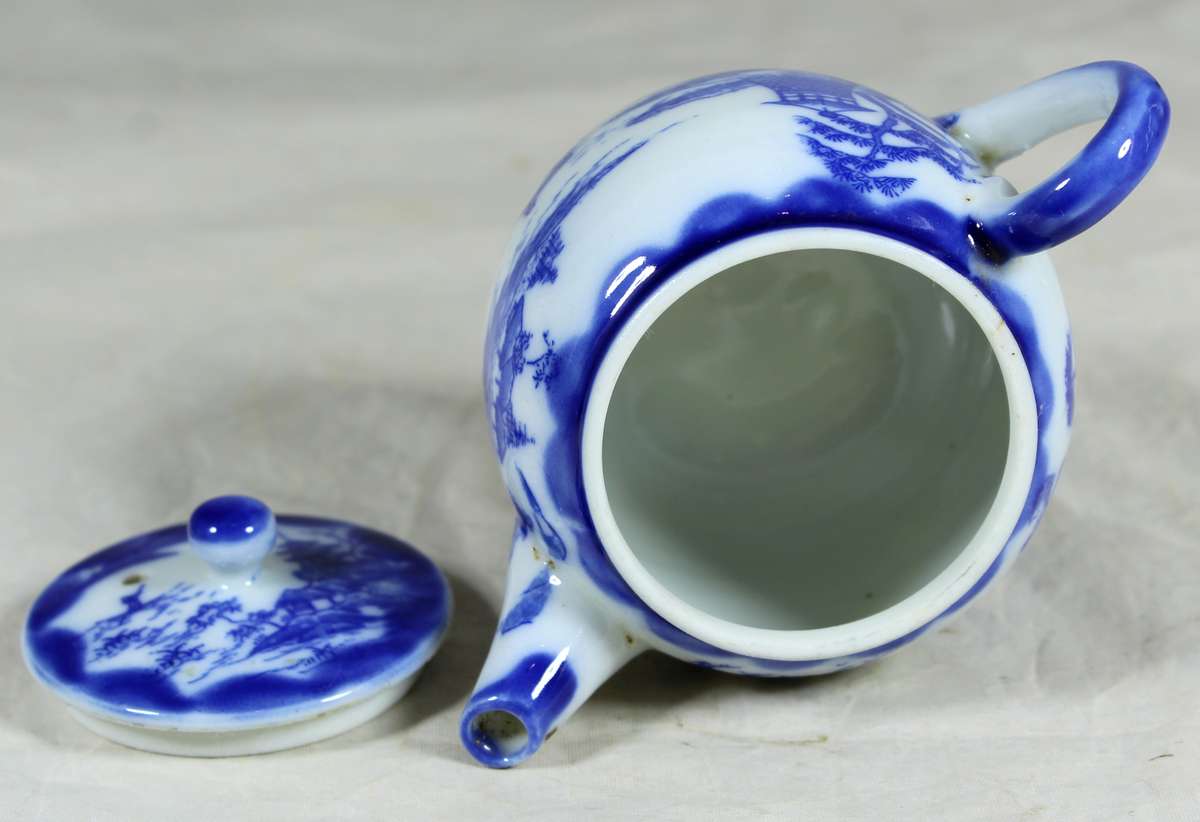 Small blue & white teapot with Chinese senes