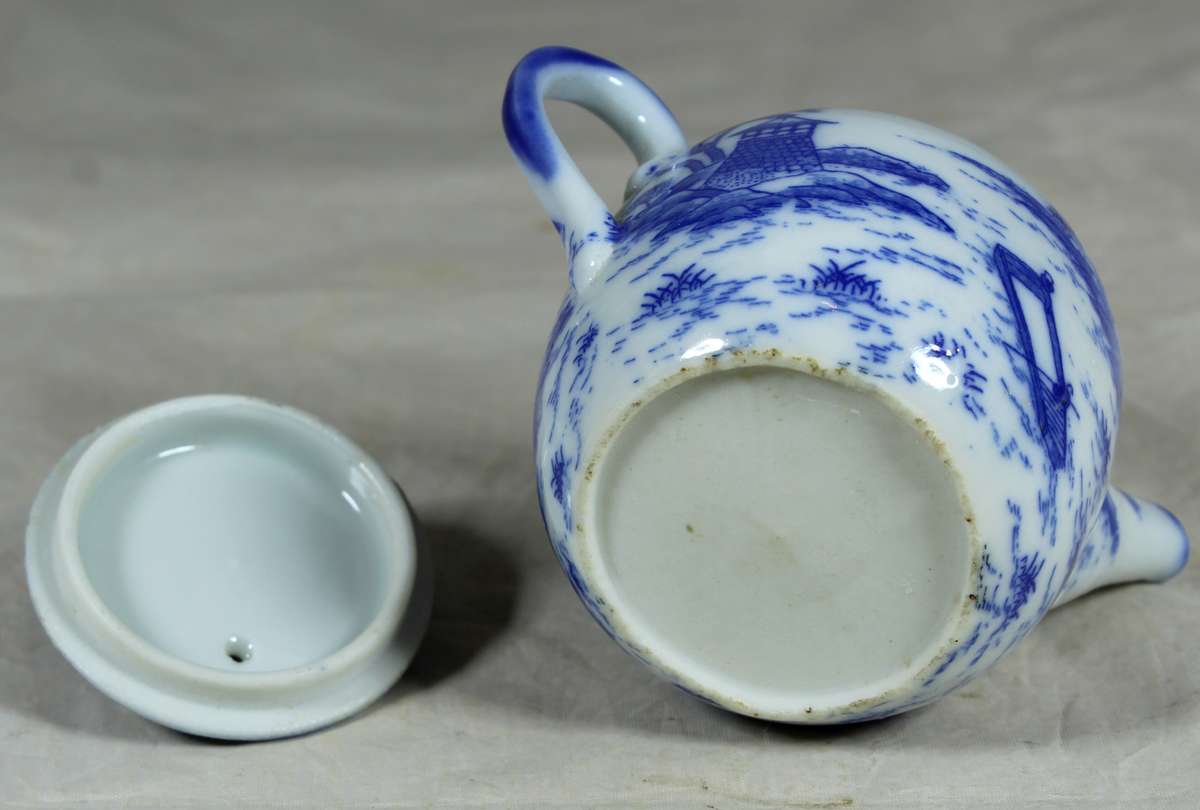 Small blue & white teapot with Chinese senes