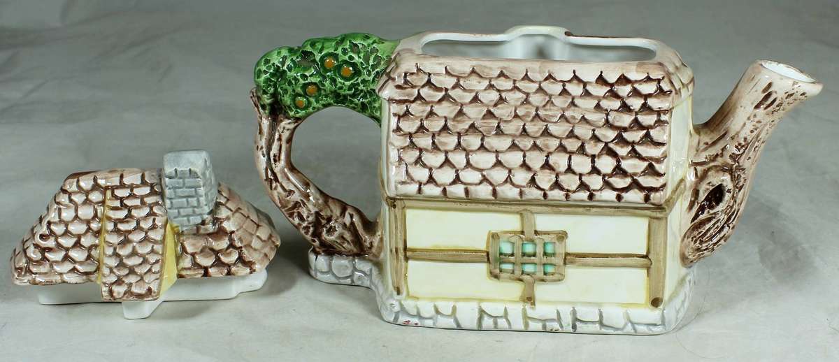 Novelty teapot - Cottage house