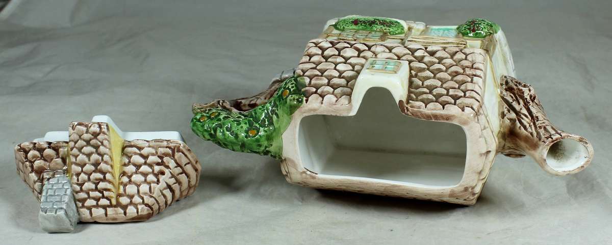 Novelty teapot - Cottage house