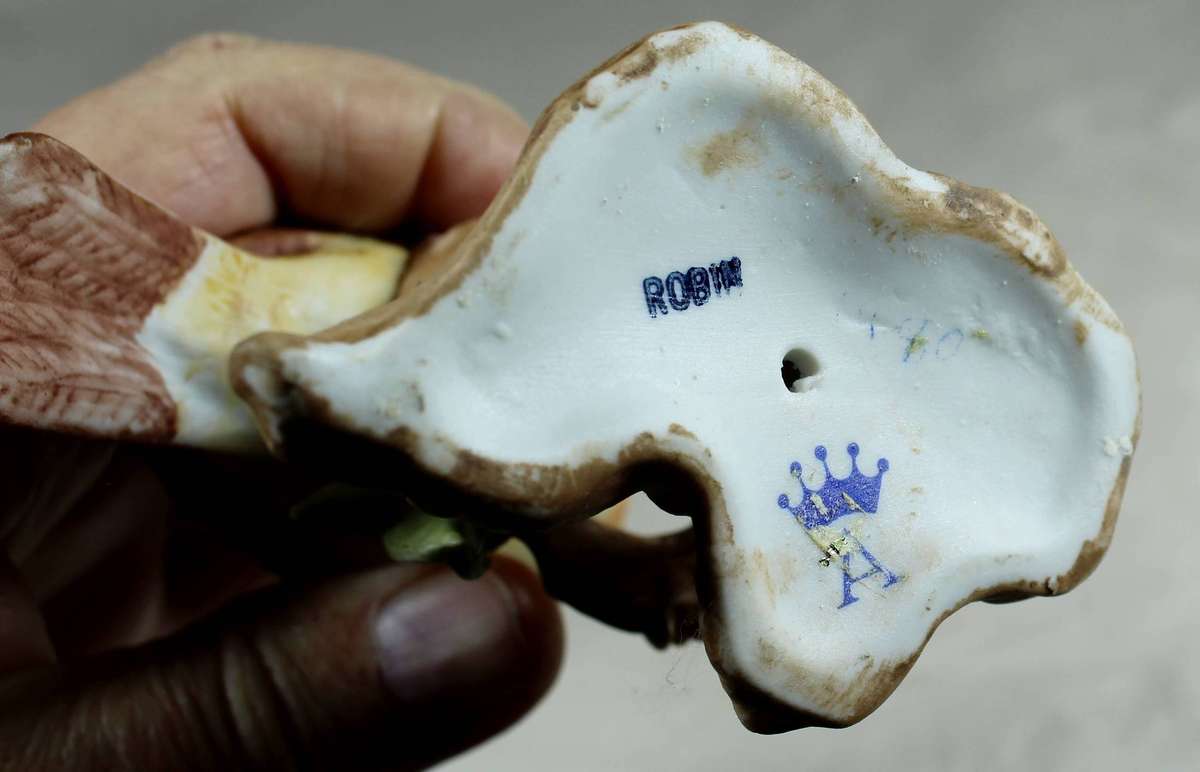 Ceramic - Robin on a tree stump