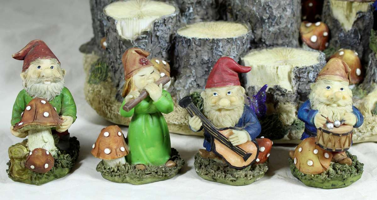 Gnomes World - 14 Gnomes on a stand