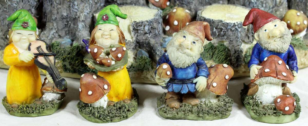 Gnomes World - 14 Gnomes on a stand