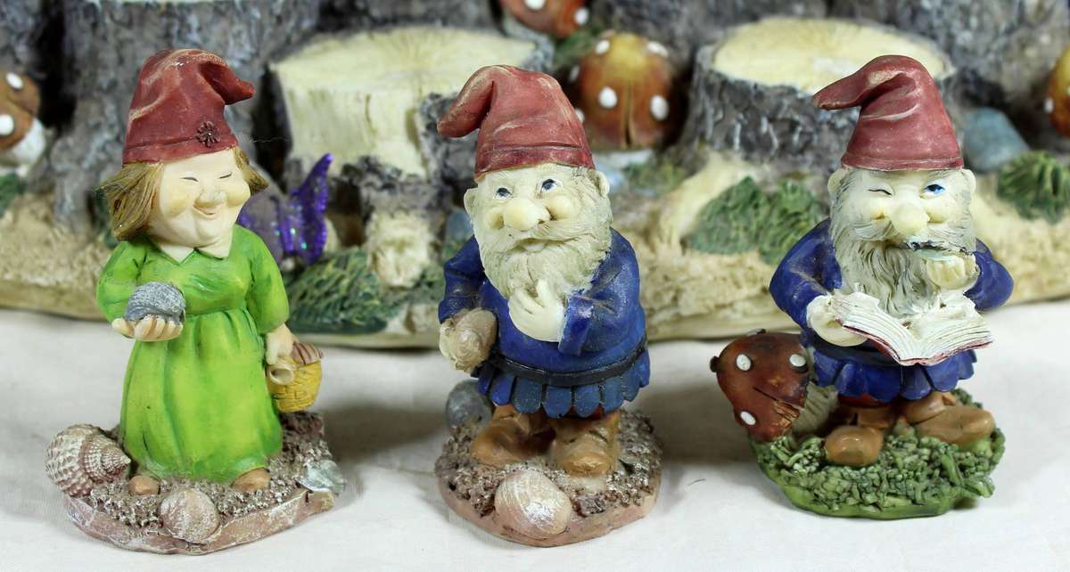 Gnomes World - 14 Gnomes on a stand
