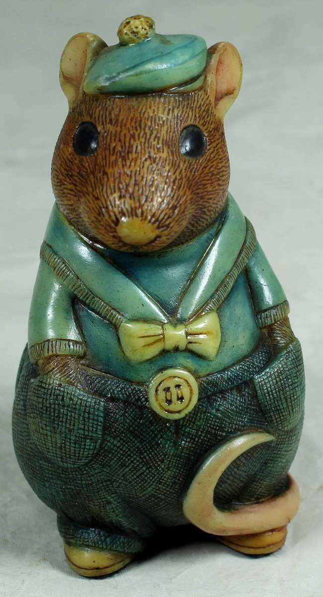 Molded figurine - Father Mouse with hands in pocket