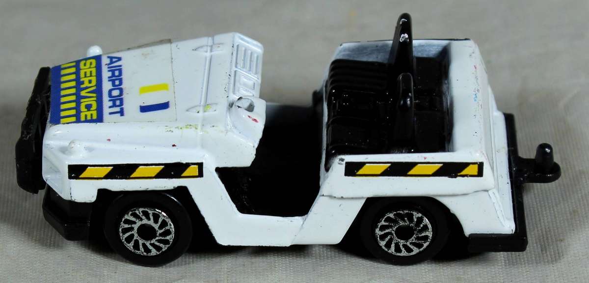Airport service luggage tug
