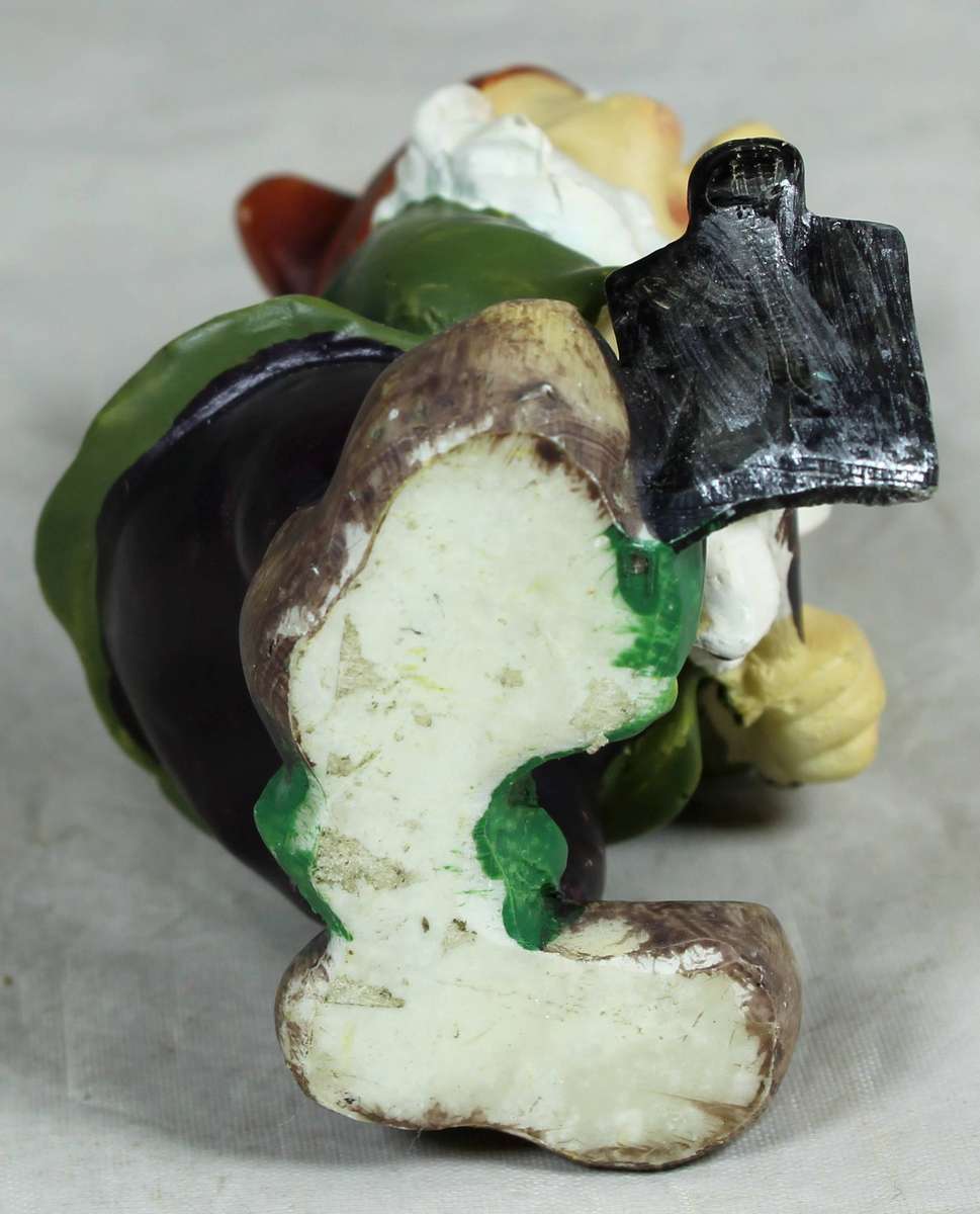 Molded figurine - Gnome tending to the garden