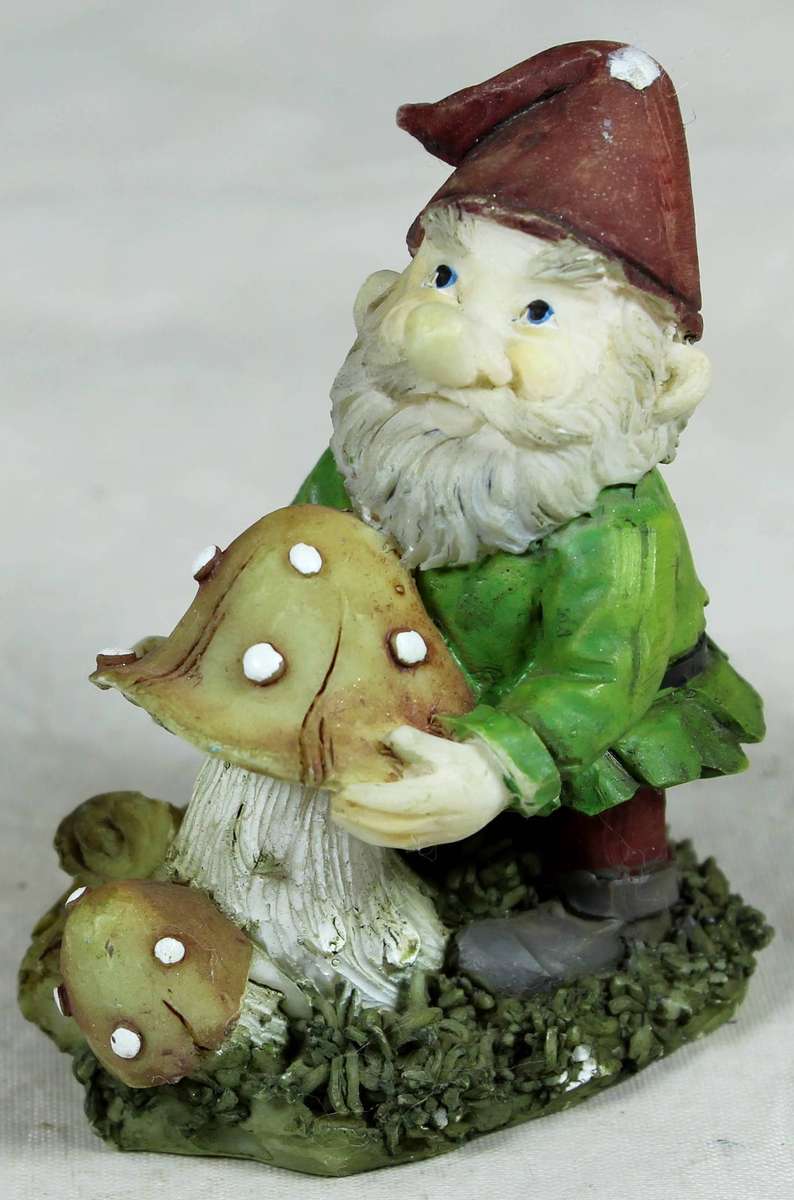 Molded figurine - Gnome with large mushroom
