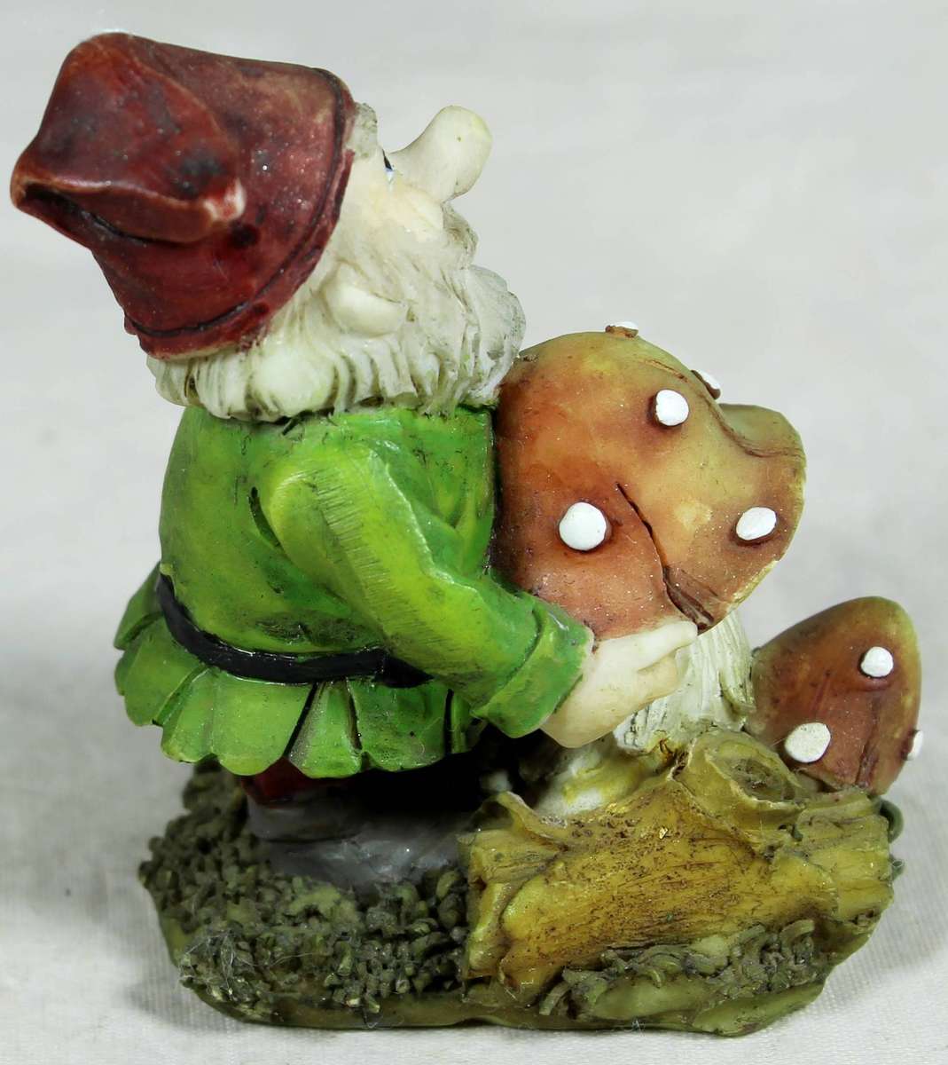 Molded figurine - Gnome with large mushroom