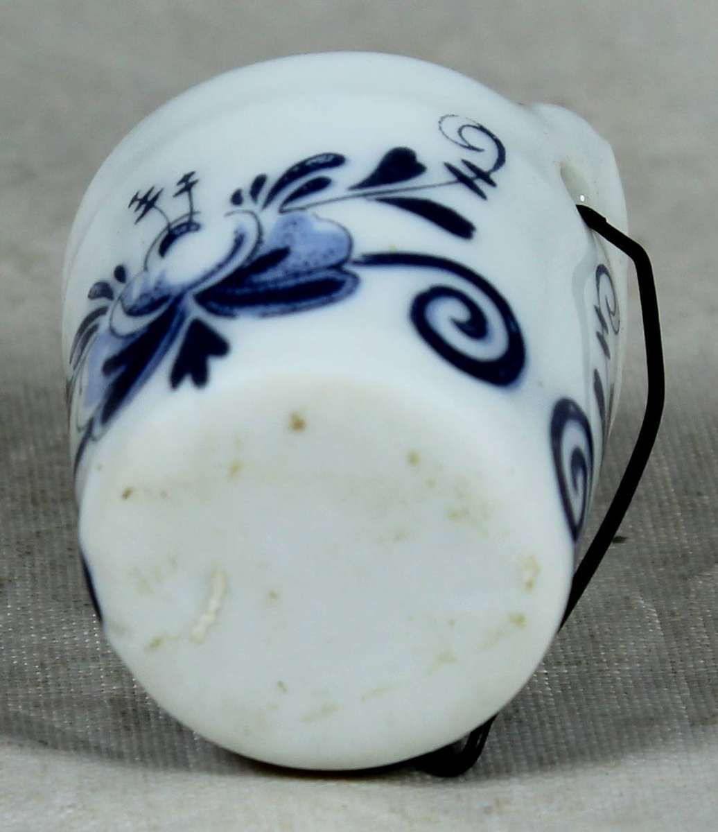 Miniature porcelain coal shuttle