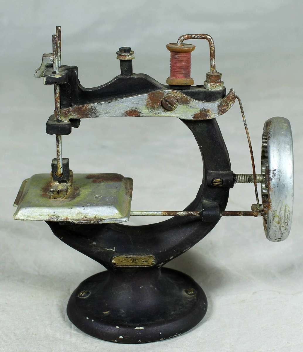 Small sewing machine - molded reproduction