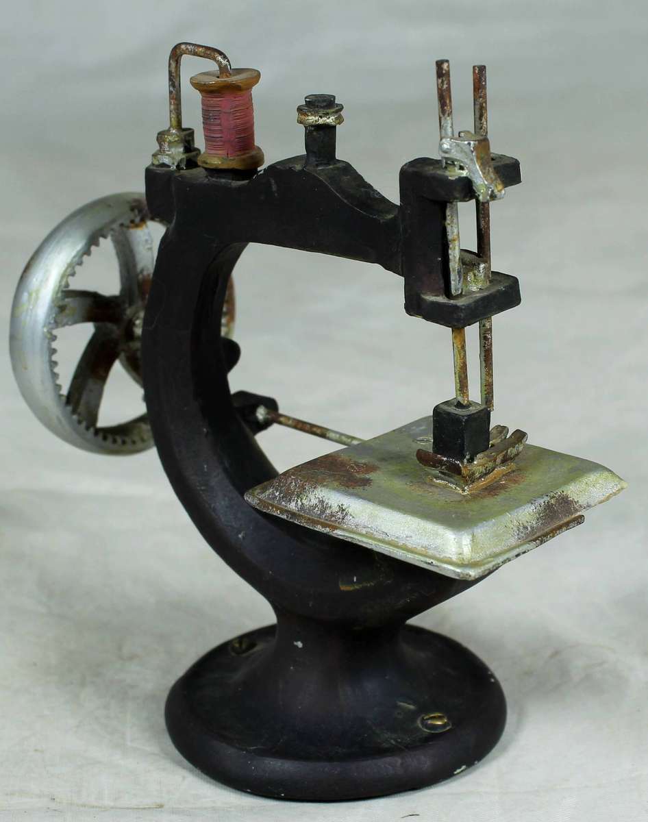 Small sewing machine - molded reproduction