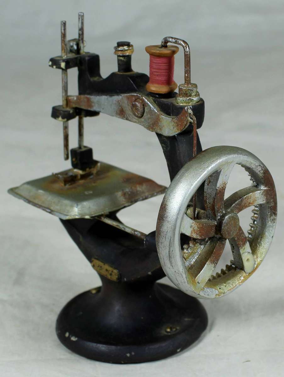 Small sewing machine - molded reproduction