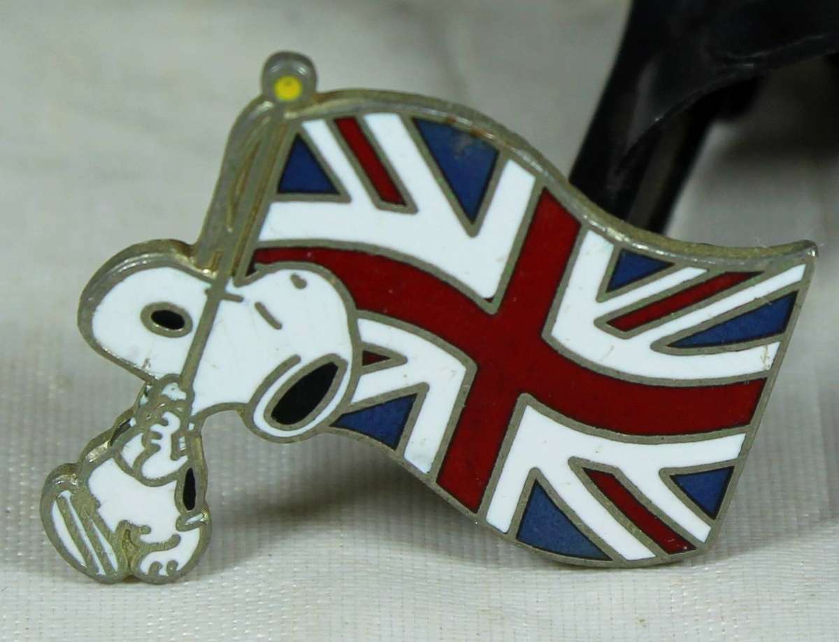 Snoopy brooch holding an England flag