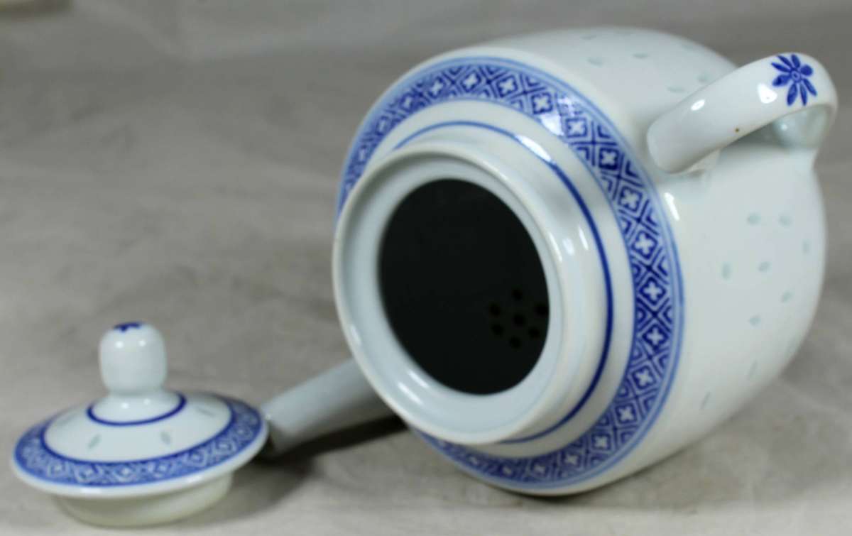 Chinese blue & white rice pattern teapot