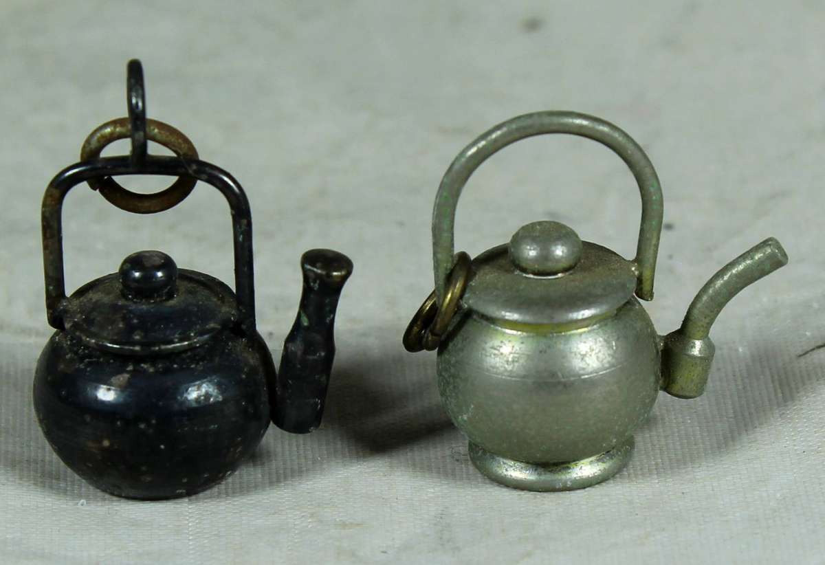 Miniature metal pair of tea kettles