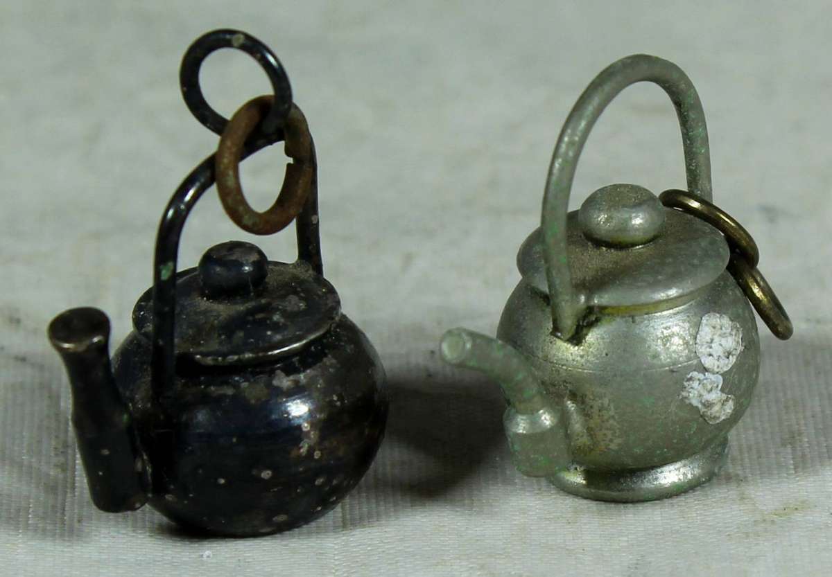 Miniature metal pair of tea kettles