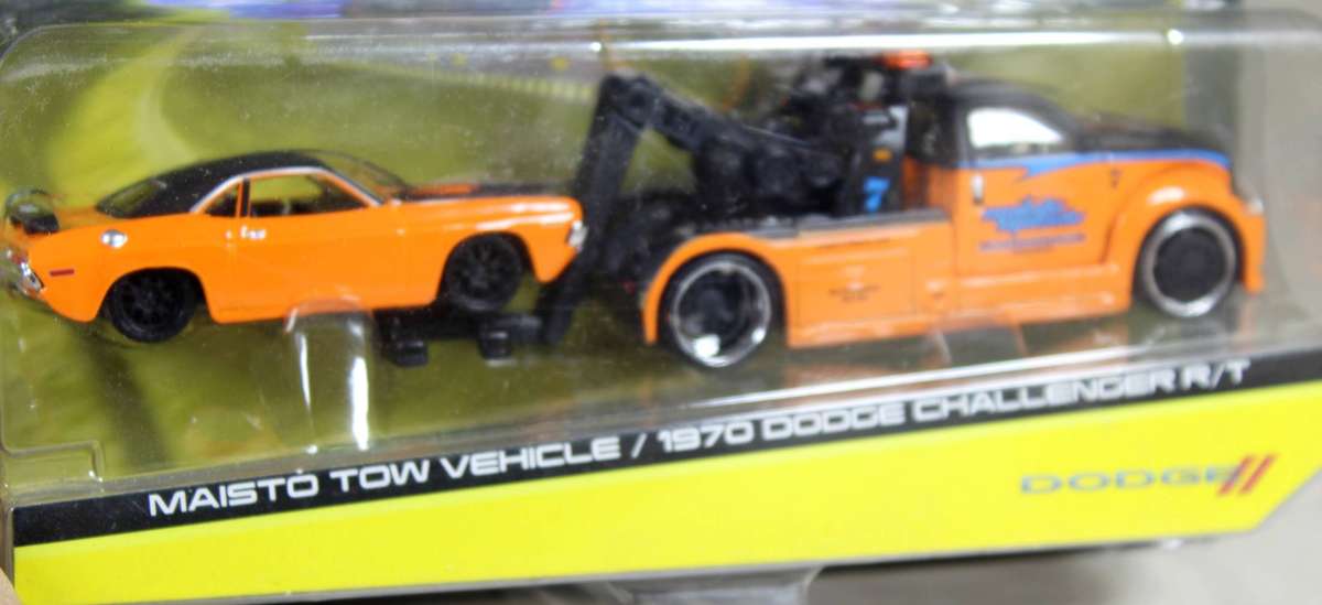 Maisto - Tow vehicle with 1970 Dodge Challenger R/T