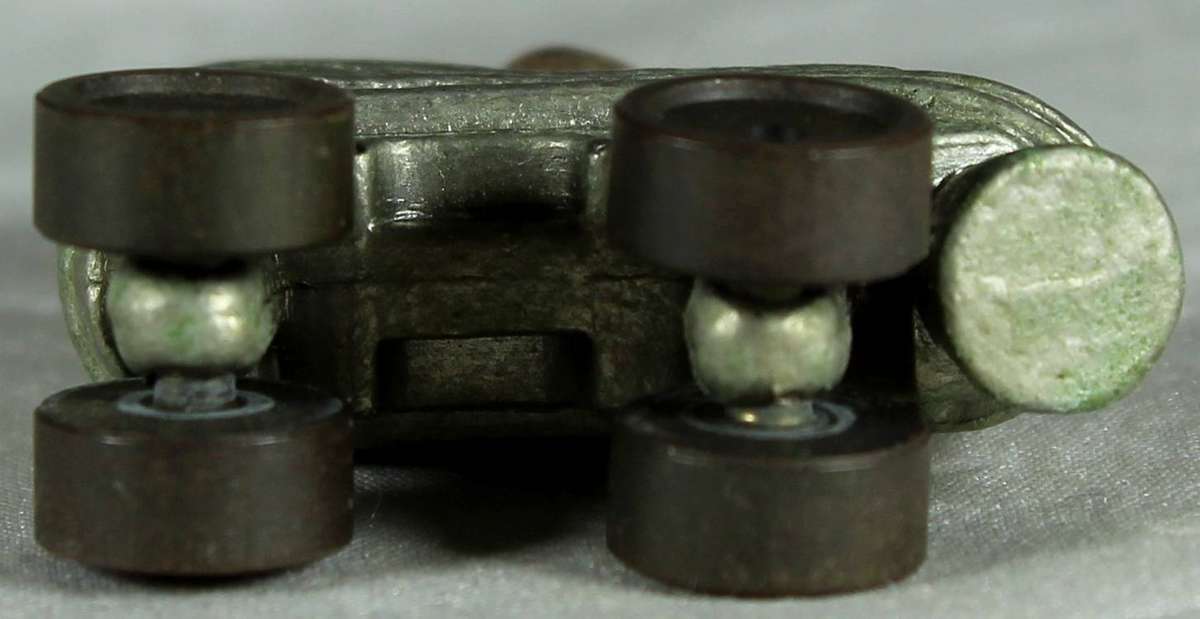 Miniature metal roller-skate