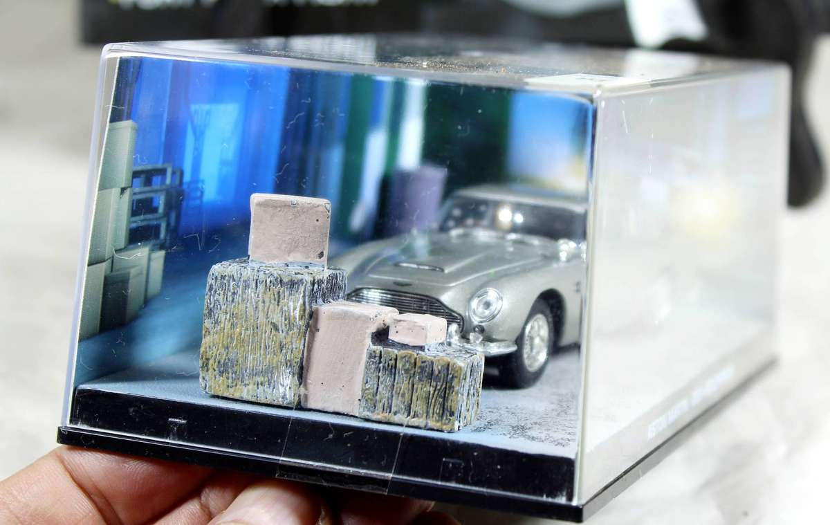 James Bond 007 with magazine #25 - Aston Martin DB5 - Goldfinger