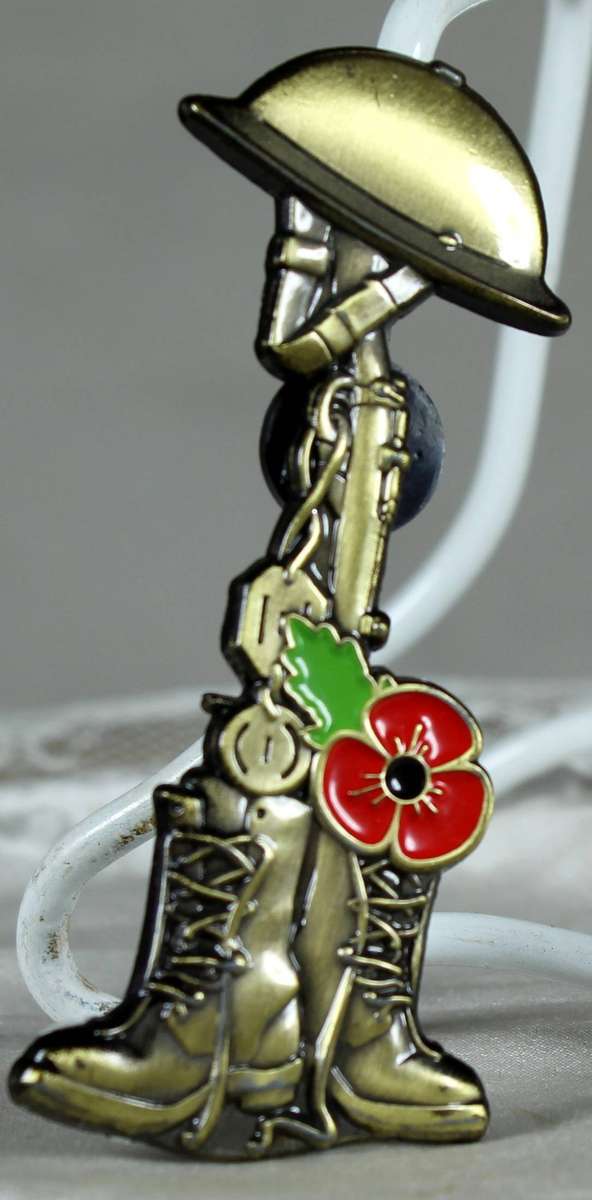 Miniature metal remembrance pin badge pin with poppy