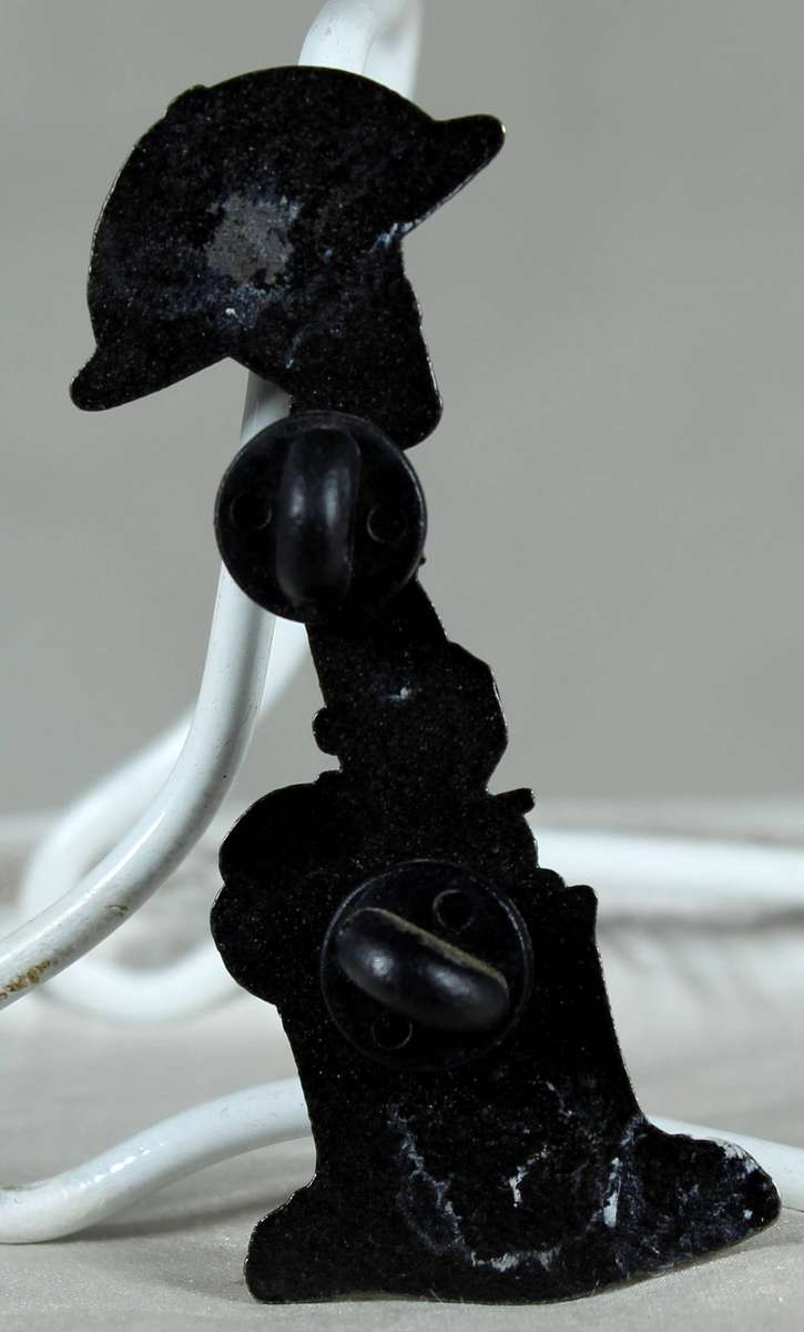 Miniature metal remembrance pin badge pin with poppy