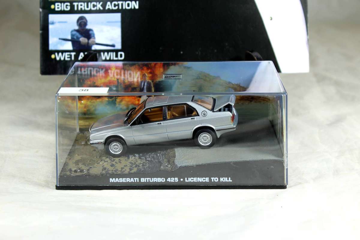 James Bond 007 with magazine #38 Maserati Biturbo 425 - License to kill
