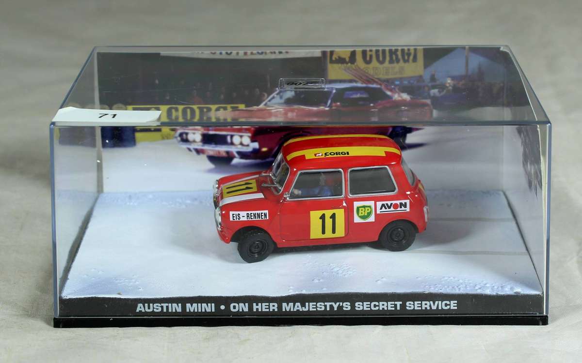 James Bond 007 with magazine #71 Austin Mini - On her Majesty's service