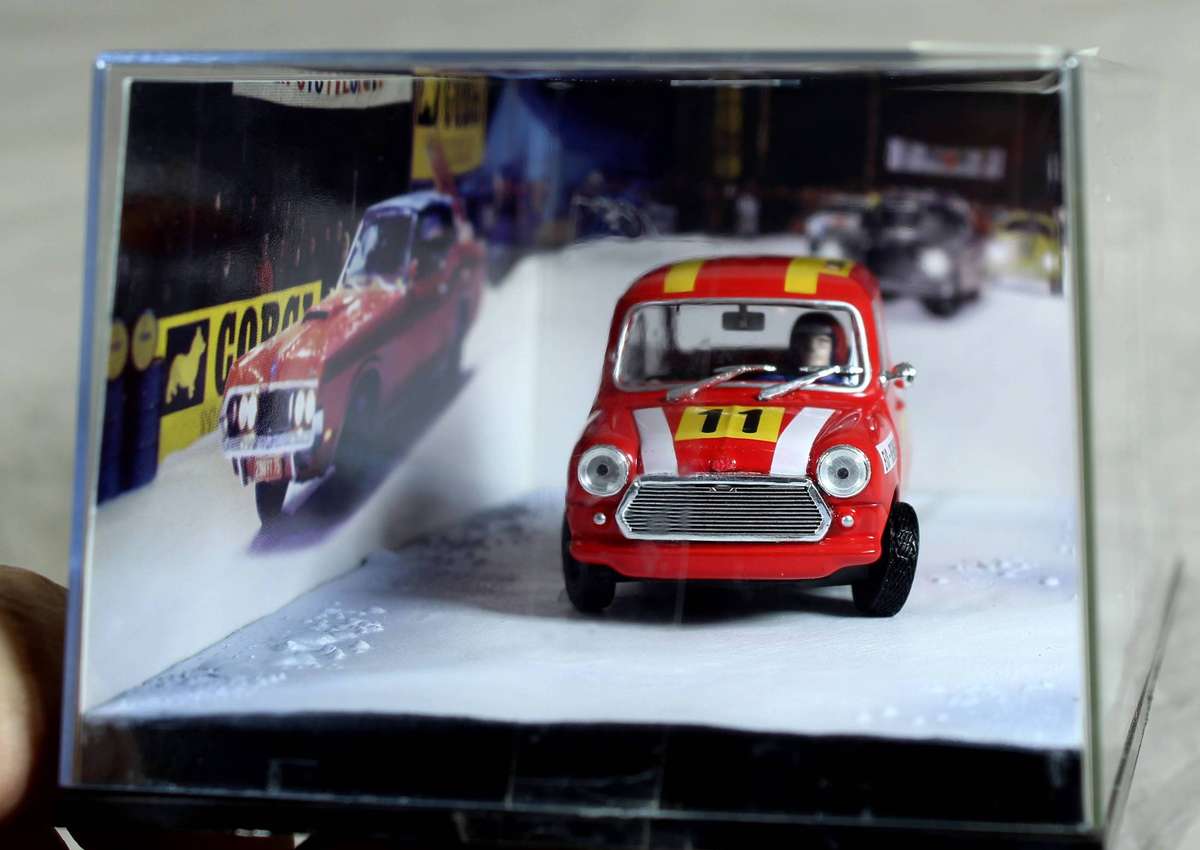 James Bond 007 with magazine #71 Austin Mini - On her Majesty's service