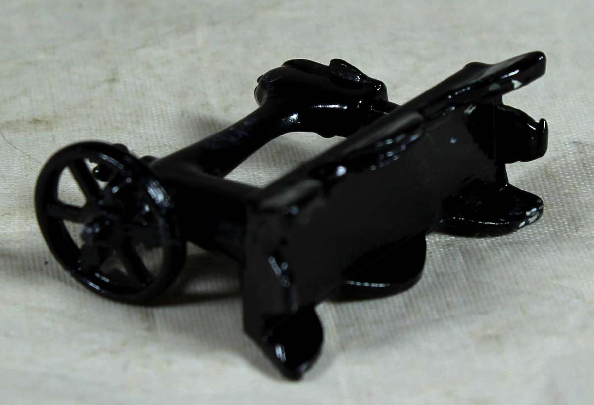 Miniature Metal - Painted sewing machine